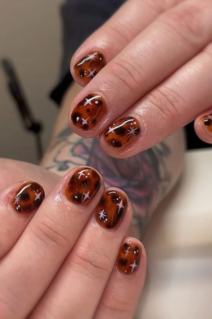 Mini tortoiseshell speckled short nails.