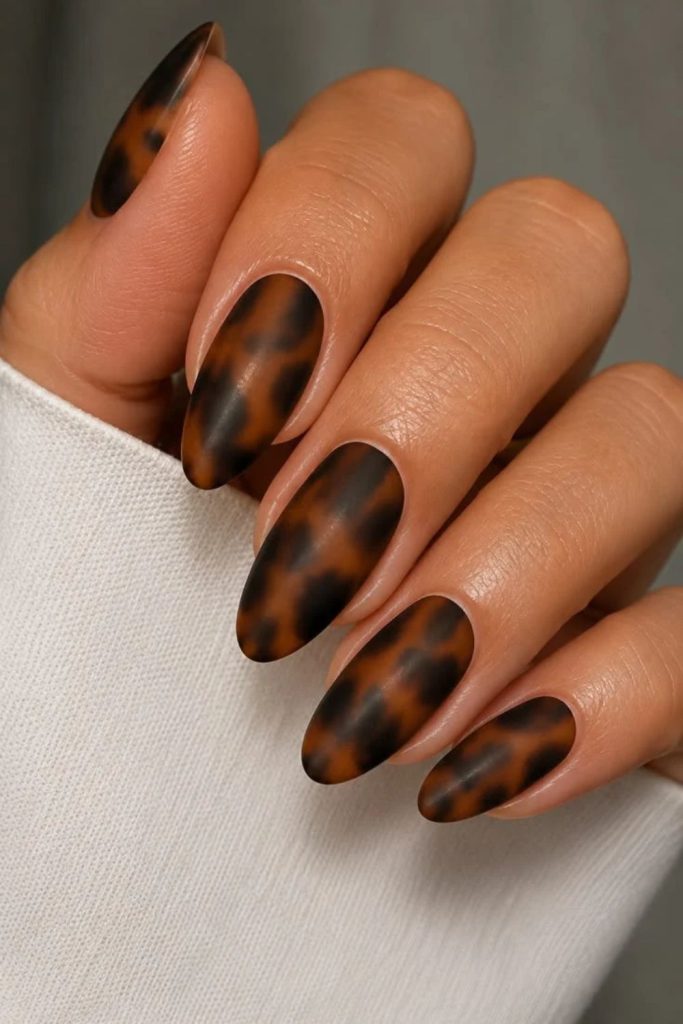 Mocha tortoiseshell nails with chic patterns.