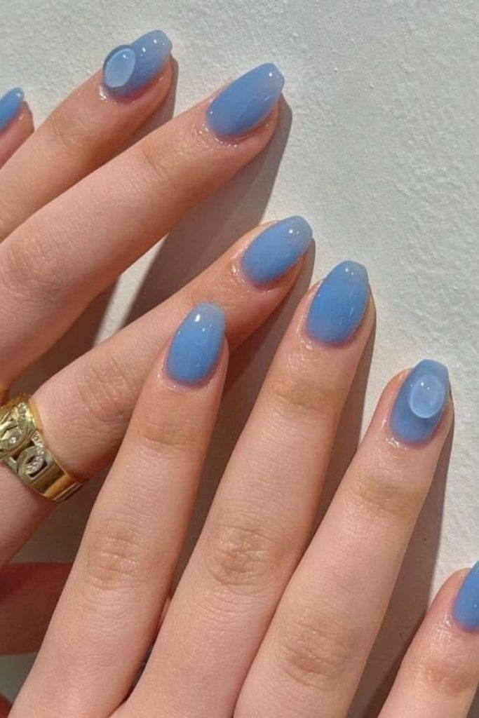 Refreshing ocean blue jelly nails.