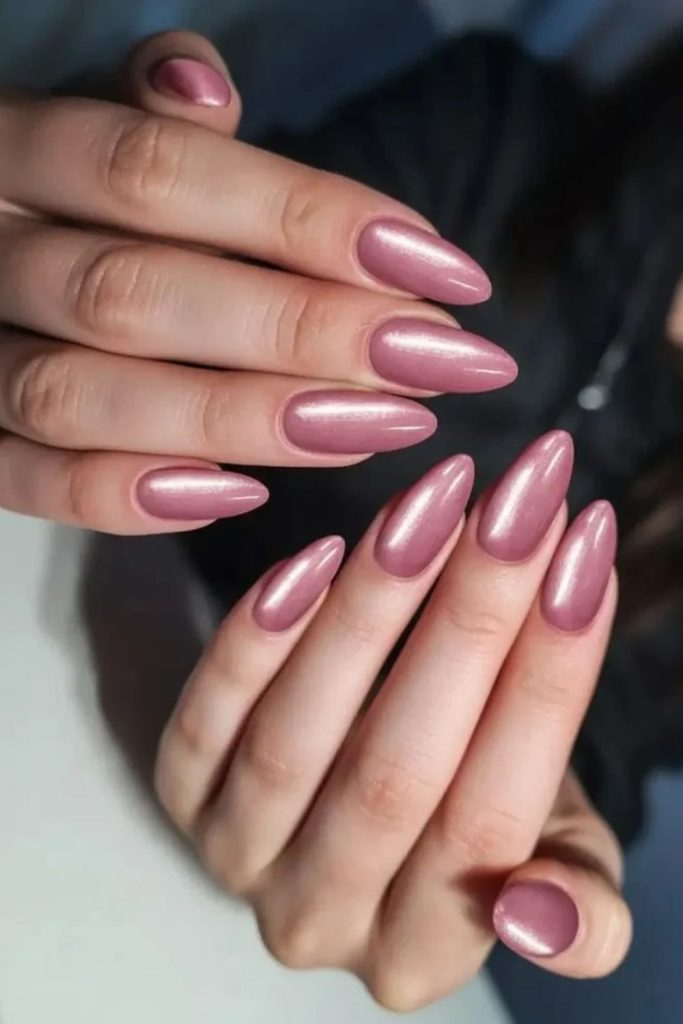 Shimmering pink pearl jelly nails.