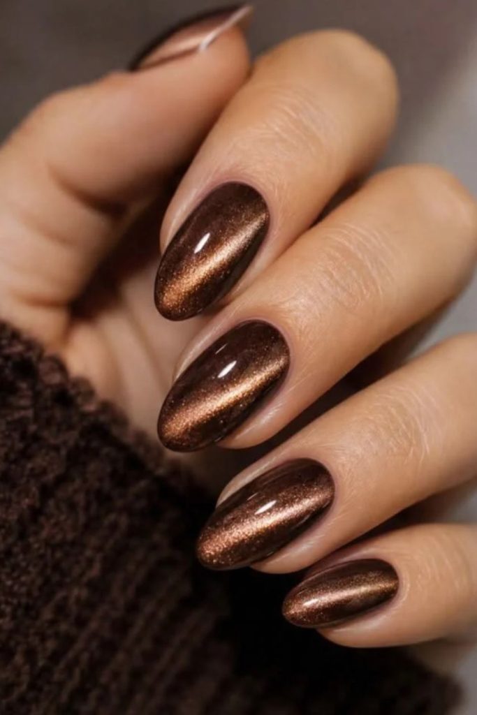 Spiced mocha nails with caramel accents.