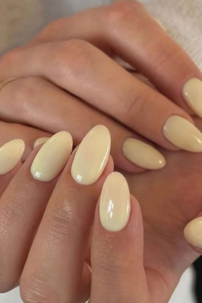 Soft butter yellow aura nails.