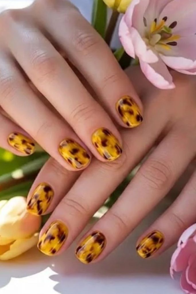 Butter yellow tortoiseshell accent nails.